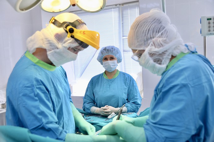 Тобольские хирурги экстренно прооперировали пациента с коронавирусом