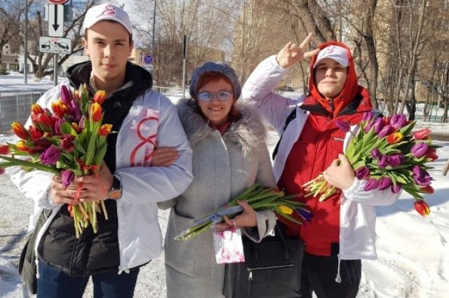 Добровольцы вручили тюменкам тюльпаны