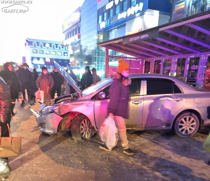 В Тюмени автомобиль врезался в автобусную остановку