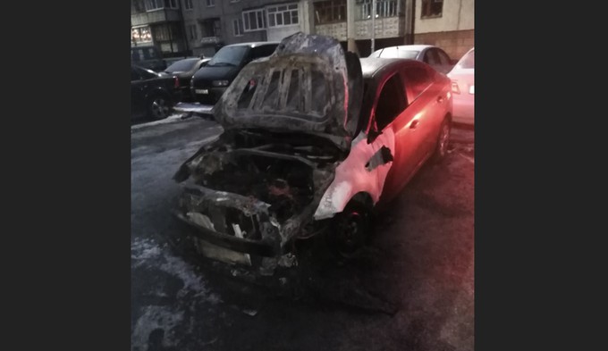 В Тюмени трое неизвестных подожгли автомобиль