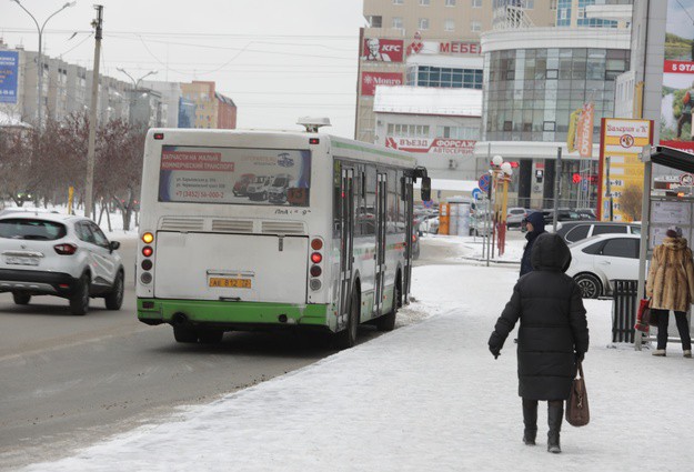 Тюменцы стали чаще оплачивать проезд в автобусах картой