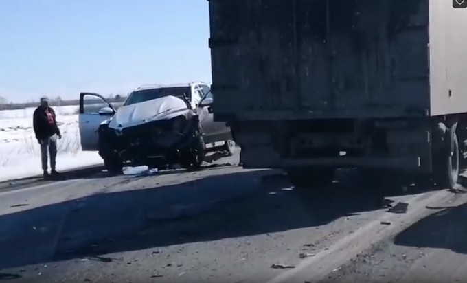 В Тюменском районе два автомобиля перегородили трассу