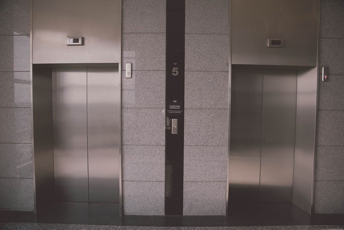 Житель Тобольска оказался в больнице после драки в лифте