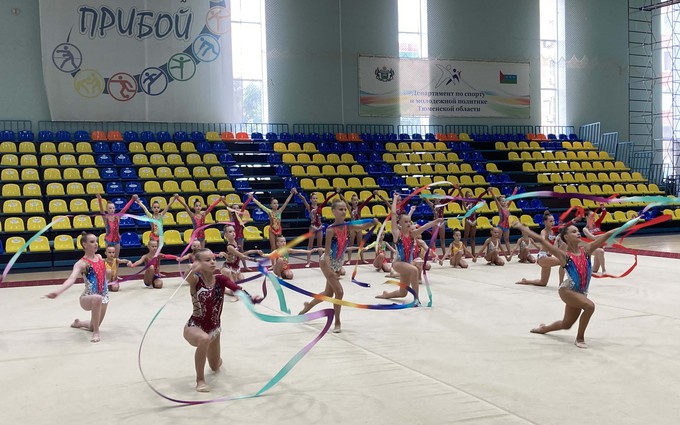 Тюменские гимнастки провели флешмоб в поддержку  Дины и Арины Авериных