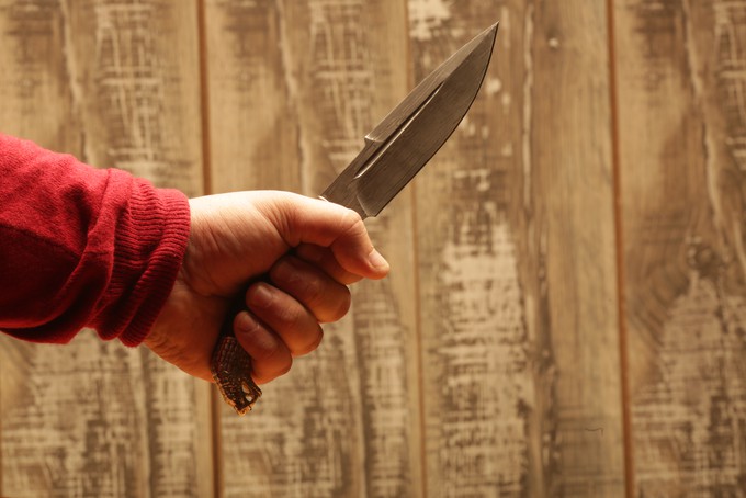 В Тобольске предприниматель около отдела полиции пять раз ударил жену ножом
