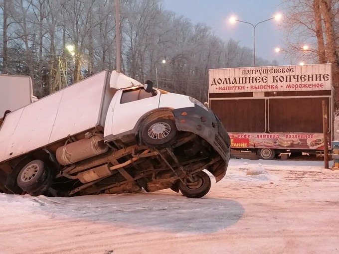 В Тюменском районе автомобиль «ГАЗель» «встал на дыбы»