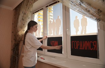 Тюменская художница Александра Жернова приняла участие в акции "Окна Победы" || фото Юрия Комолова
