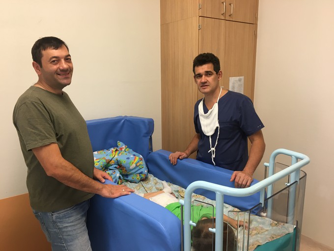 Тюменские нейрохирурги провели операцию на позвоночнике трехлетнего малыша