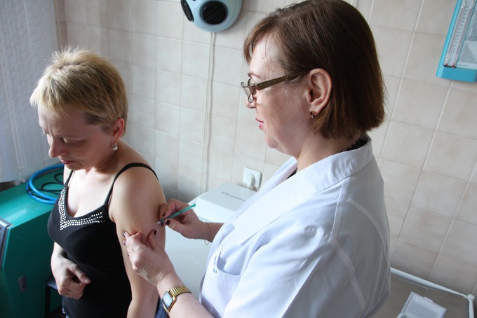 В Тюменской области по районам распределяют вакцину от клещевого энцефалита