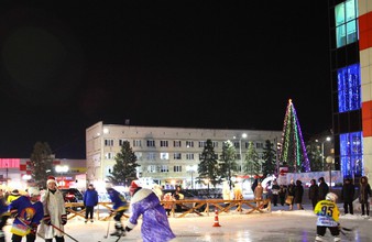 Новость Тюмени: В Заводоуковске открыли каток с видом на главную елку