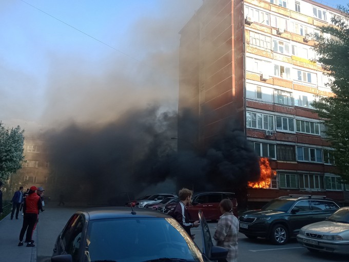 Из пожара на улице Ставропольской в Тюмени спасены 9 человек