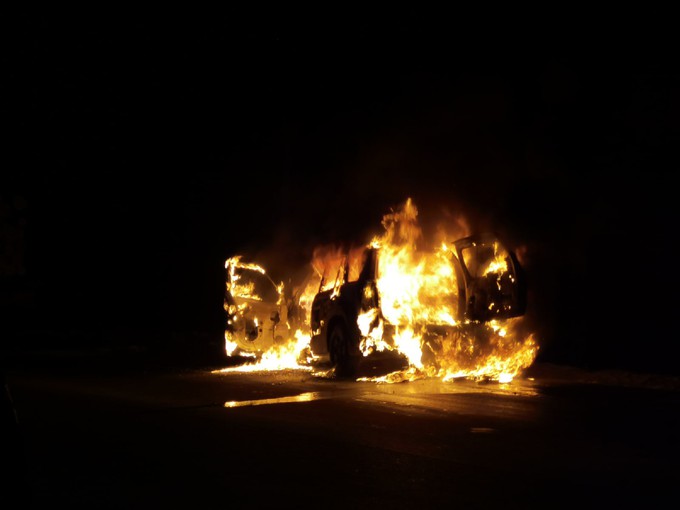 В Тюмени сгорел джип на объездной