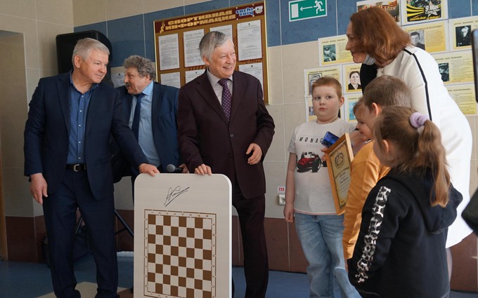 Анатолий Карпов открыл шахматный клуб в микрорайоне «Тура»