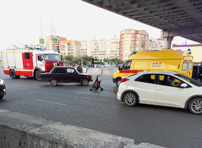В Тюмени на перекрестке Монтажников-Широтная мотоциклист сбил коляску с ребенком
