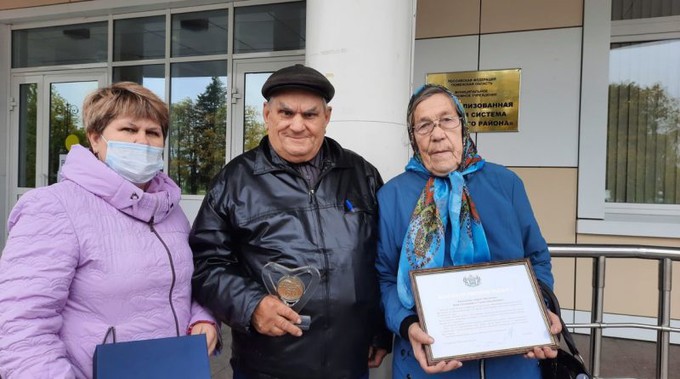 Супруги Чистяковы получили медаль «За любовь и верность» в день голосования