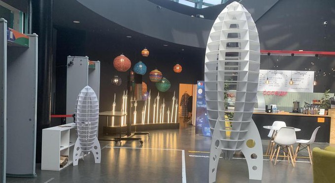 Арт-объекты о космосе экспонируют на выставке в Тюмени