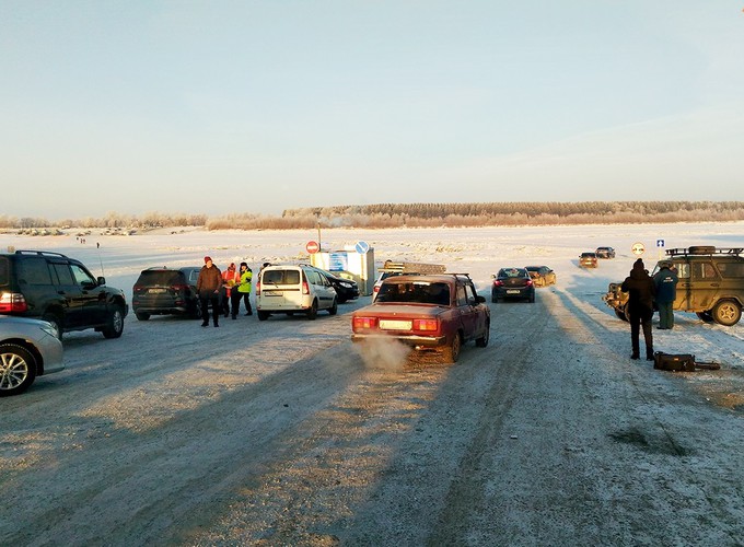 Через реку Иртыш открыли ледовую переправу