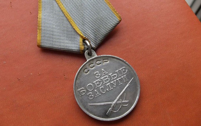 Тюменские поисковики передали медаль красноармейца родственникам