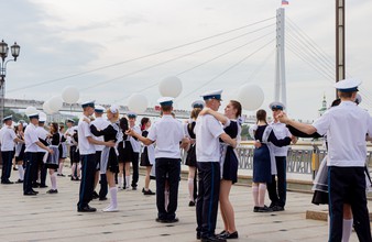 Вальс на набережной тюмень 2024. Вальс на набережной Тюмень. Вальс на набережной Тюмень 2022. Тюмень Ассамблея выпускников.