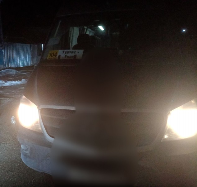 В Уватском районе пьяный пассажир автобуса угрожал водителю охотничьим ножом