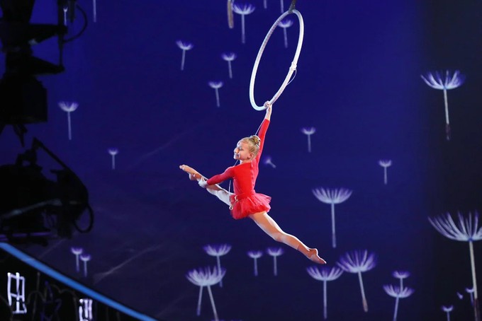 Маленькая гимнастка из Тюмени напугала Диму Билана и Сергея Безрукова