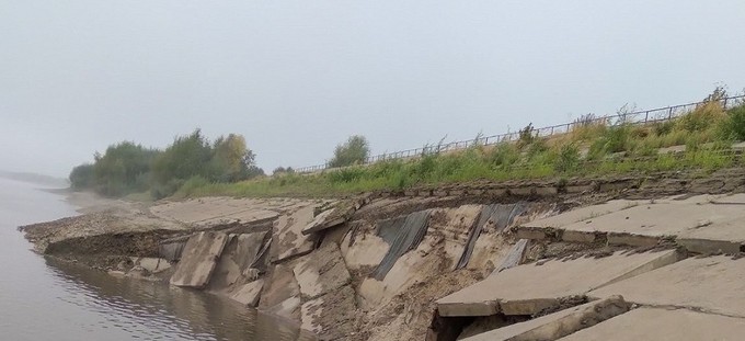 В Тюменской области начали восстанавливать аварийный участок дамбы