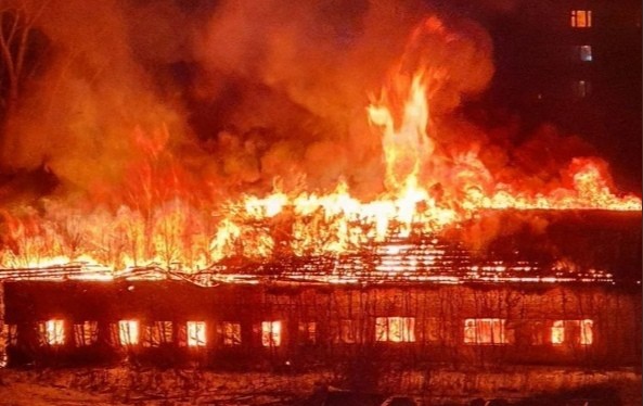 Вечером в Калининском округе Тюмени сгорело здание, а утром - жилой дом