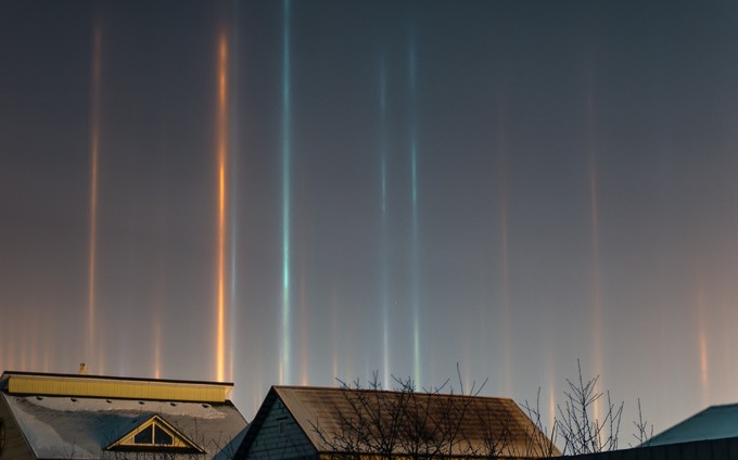 Тюменцы увидели световые столбы в небе, образовавшиеся из-за изморози