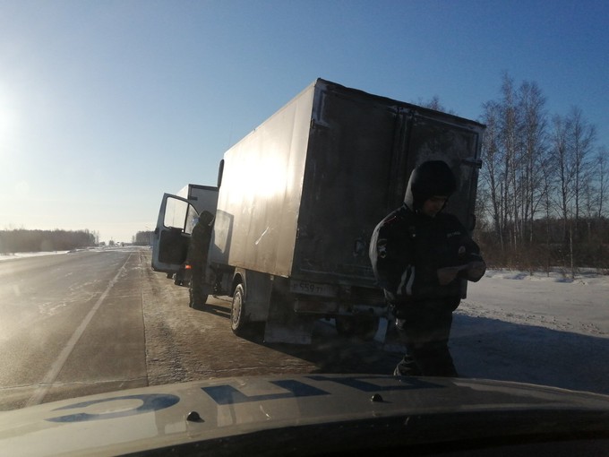 В Тюменской области непогода загнала автомобилистов в снежный плен