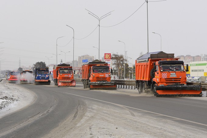 Гололед и снег: как тюменские дорожные службы справляются с капризной погодой