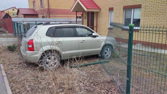 В Тюмени автомобиль протаранил ограду коттеджа