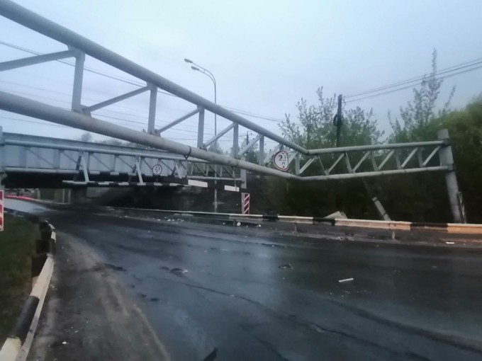 Под Тюменью грузовик снес ограничительную балку железнодорожного моста