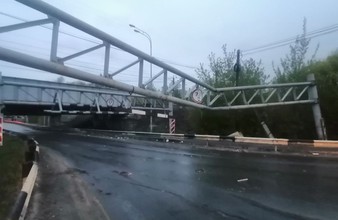 Новость Тюмени: Под Тюменью грузовик снес ограничительную балку железнодорожного моста