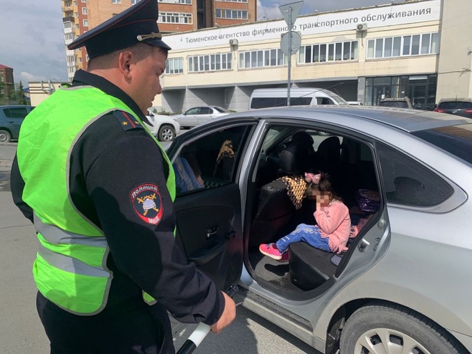 В Тюмени водителю такси придется ответить за перевозку детей без специальных кресел