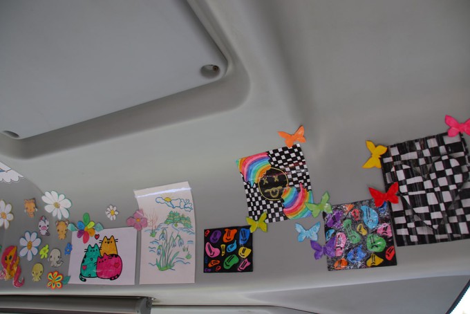 В Тюмени водитель автобуса украсил салон рисунками дочки 