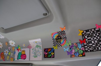Новость Тюмени: В Тюмени водитель автобуса украсил салон рисунками дочки 