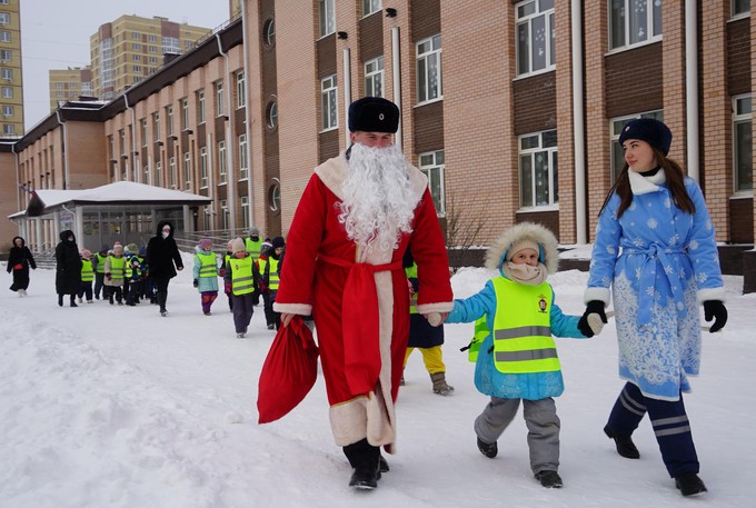 Дед Мороз и Снегурочка учат детей правильно переходить дорогу