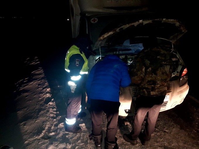 Тюменские автоинспекторы помогли замерзавшему на трассе водителю