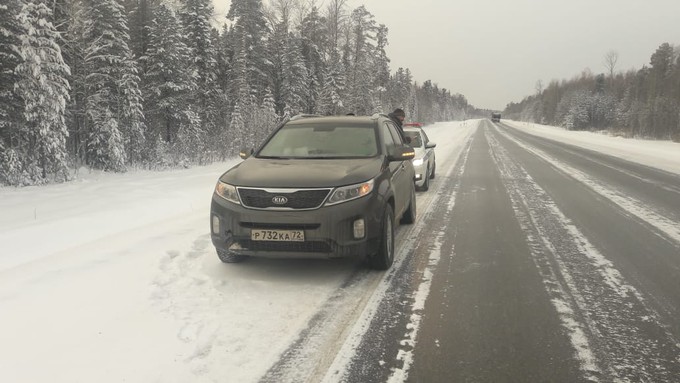 Автоинспекторы спасли замерзающую семью на трассе в Уватском районе