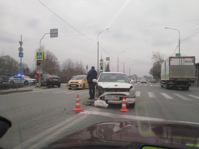 На тюменском перекрестке столкнулись два автомобиля