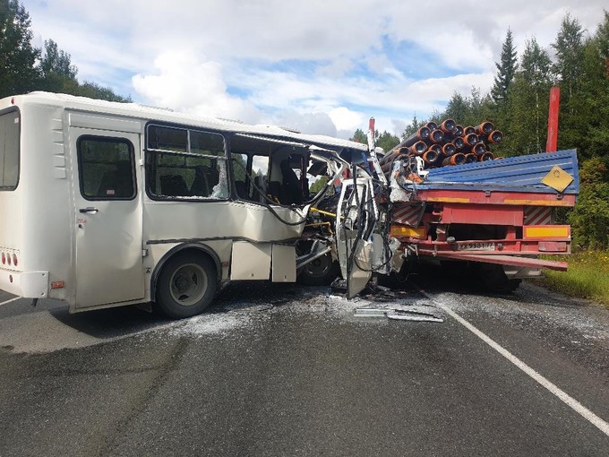 На трассе Тюмень - Ханты-Мансийск в ДТП с КамАЗом пострадали пассажиры автобуса
