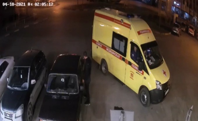 Пациент скорой в Тюмени пытался вскрыть чужой автомобиль