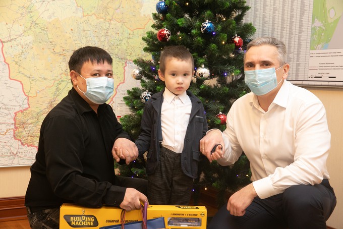 Губернатор Тюменской области выполнил новогодние желания детей
