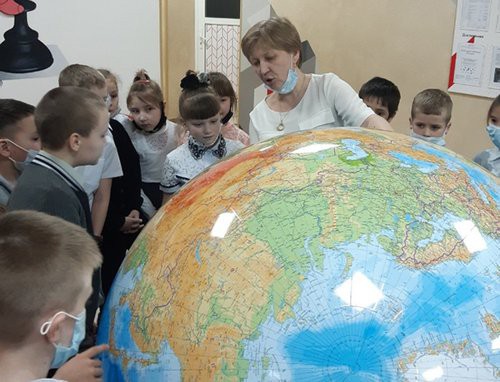 Глобус-гигант появился в тюменской школе