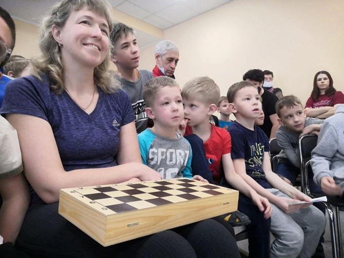 Юные шахматисты Тюмени получили подарки от прославленного гроссмейстера