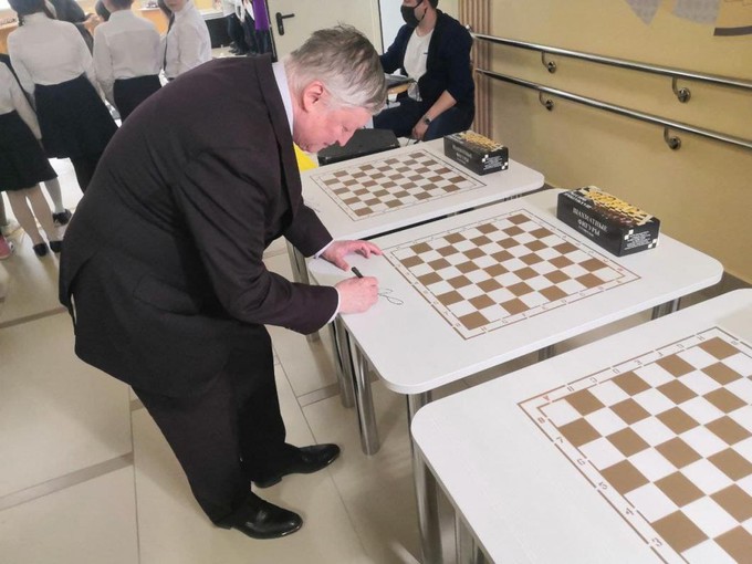 Анатолий Карпов подарил школе в Тюменском районе шахматные доски