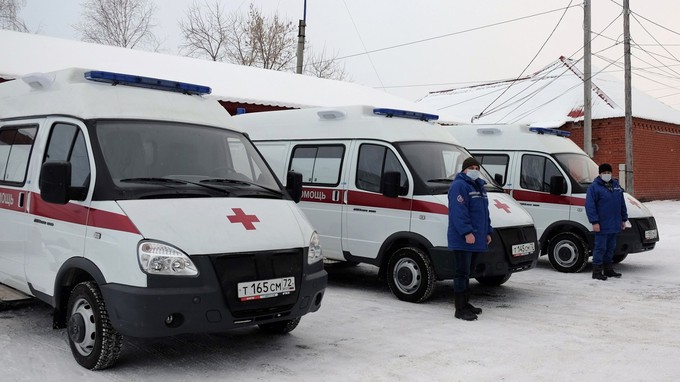 Автопарк тюменской больницы пополнили семь машин скорой помощи