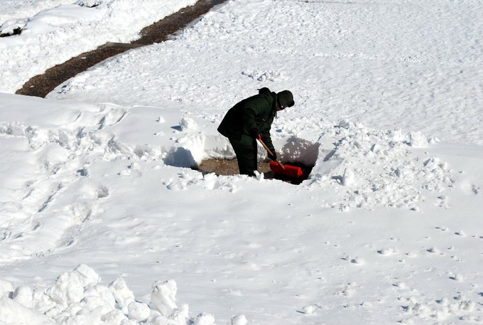 В Тюмени задержали рыщущего в снегу мужчину