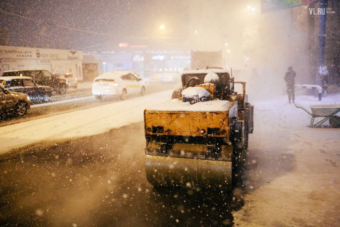 Тюменцев просят жаловаться на укладку асфальта в снег и дождь