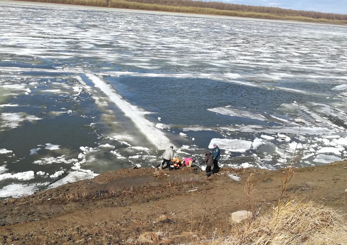 В Уватском районе спасли застрявшего на льдине рыбака